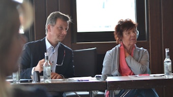 Verkehrsdezernent Ascan Egerer (l.) und die Porzer Bezirksbürgermeisterin Sabine Stiller sitzen am Tisch.