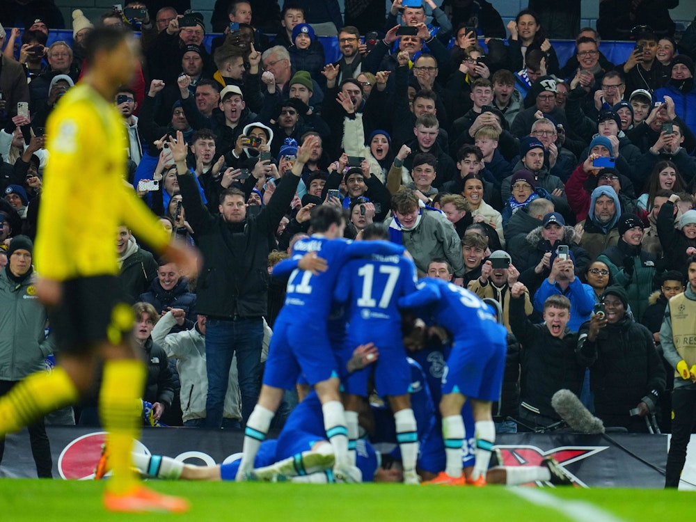 Die Mannschaft des FC Chelsea feiert den Treffer von Kai Havertz.