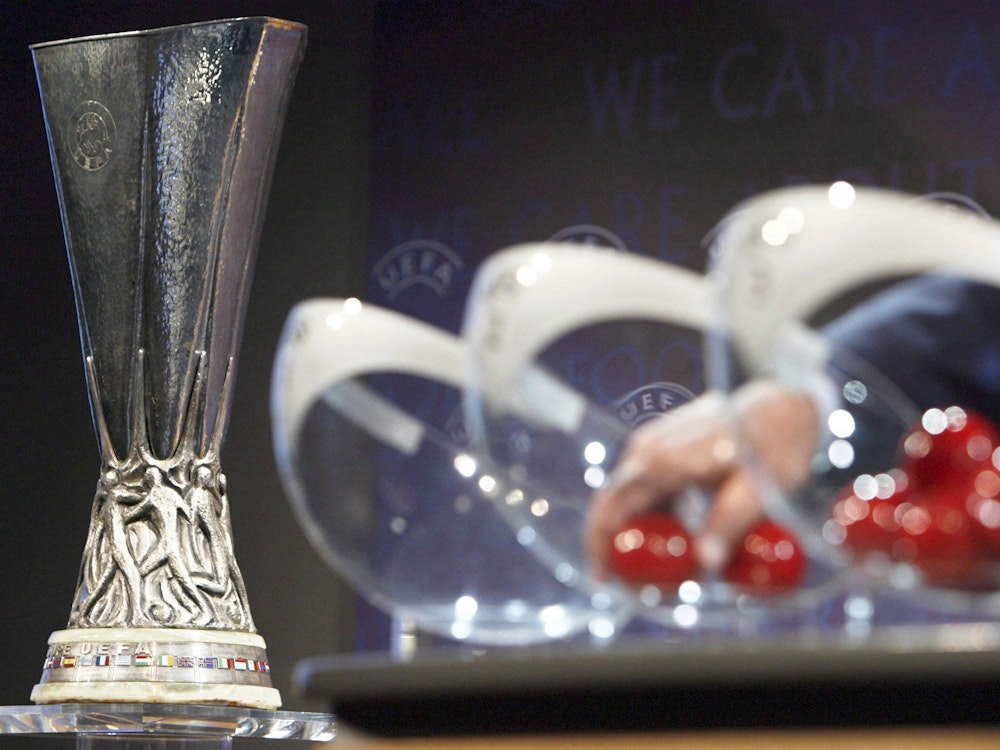 Der UEFA-Cup steht bei einer Auslosung vor den Lostöpfen.