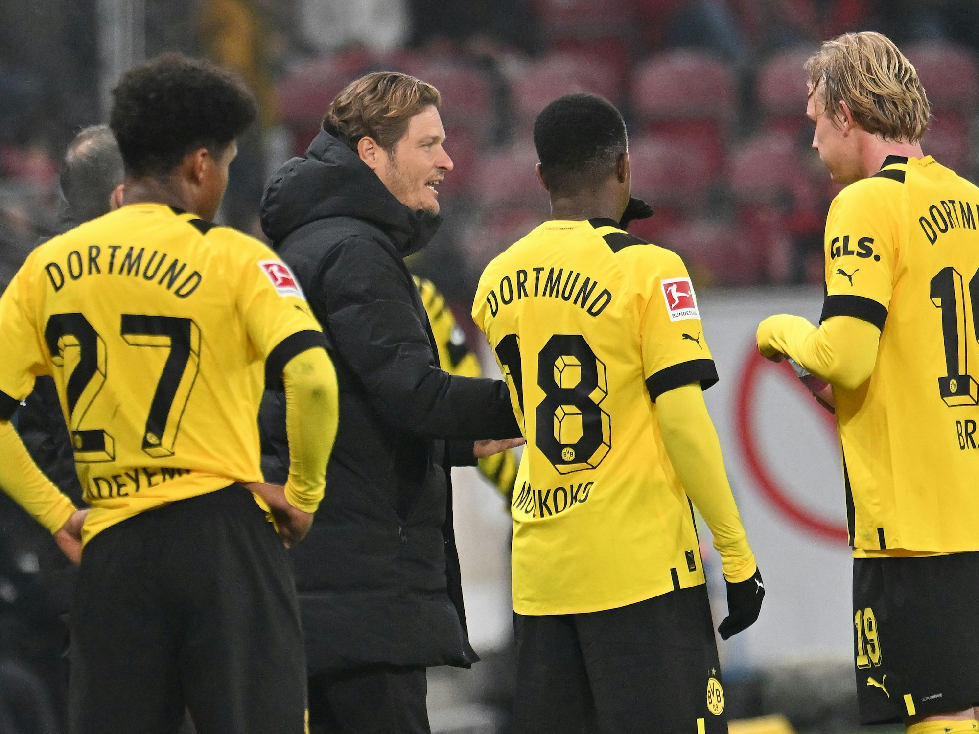 Dortmunds Trainer Edin Terzić gibt Dortmunds Julian Brandt Anweisungen.