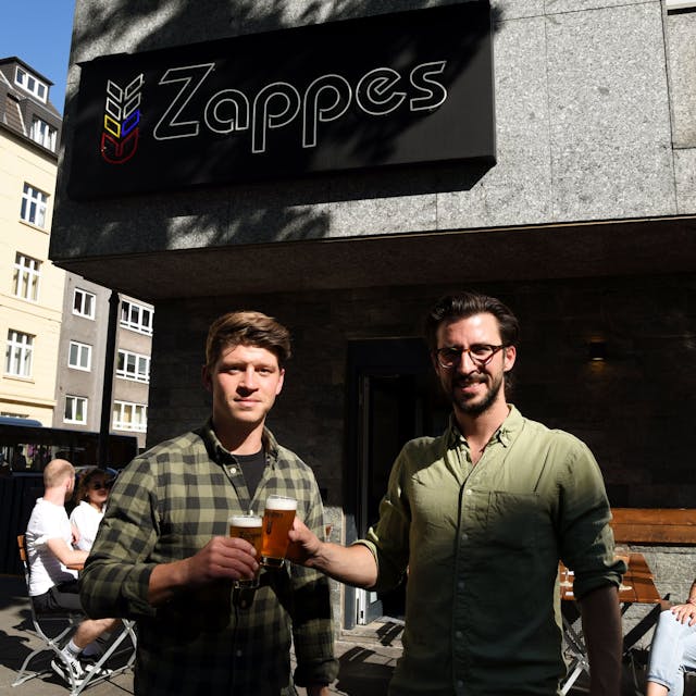 Zappes-Chefs Nicolas Lutz und Maximilian Koeser vor der eigenen Kneipe an der Roonstraße.