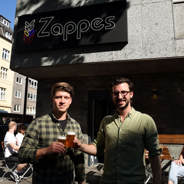Zappes-Chefs Nicolas Lutz und Maximilian Koeser vor der eigenen Kneipe an der Roonstraße.
