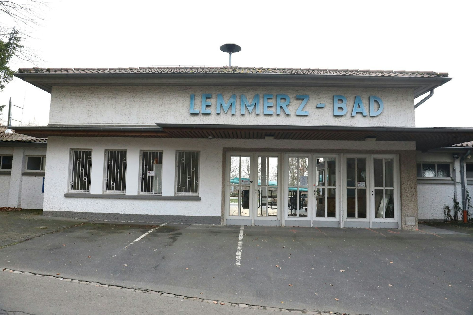 Lemmerz-Bad steht in großen blauen Lettern über dem Eingangsgebäude des Königswinterer Freibades.