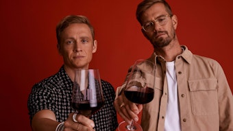 Schauspieler Matthias Schweighöfer und Moderator Joko Winterscheidt mit Weingläsern. In beiden ist Rotwein.