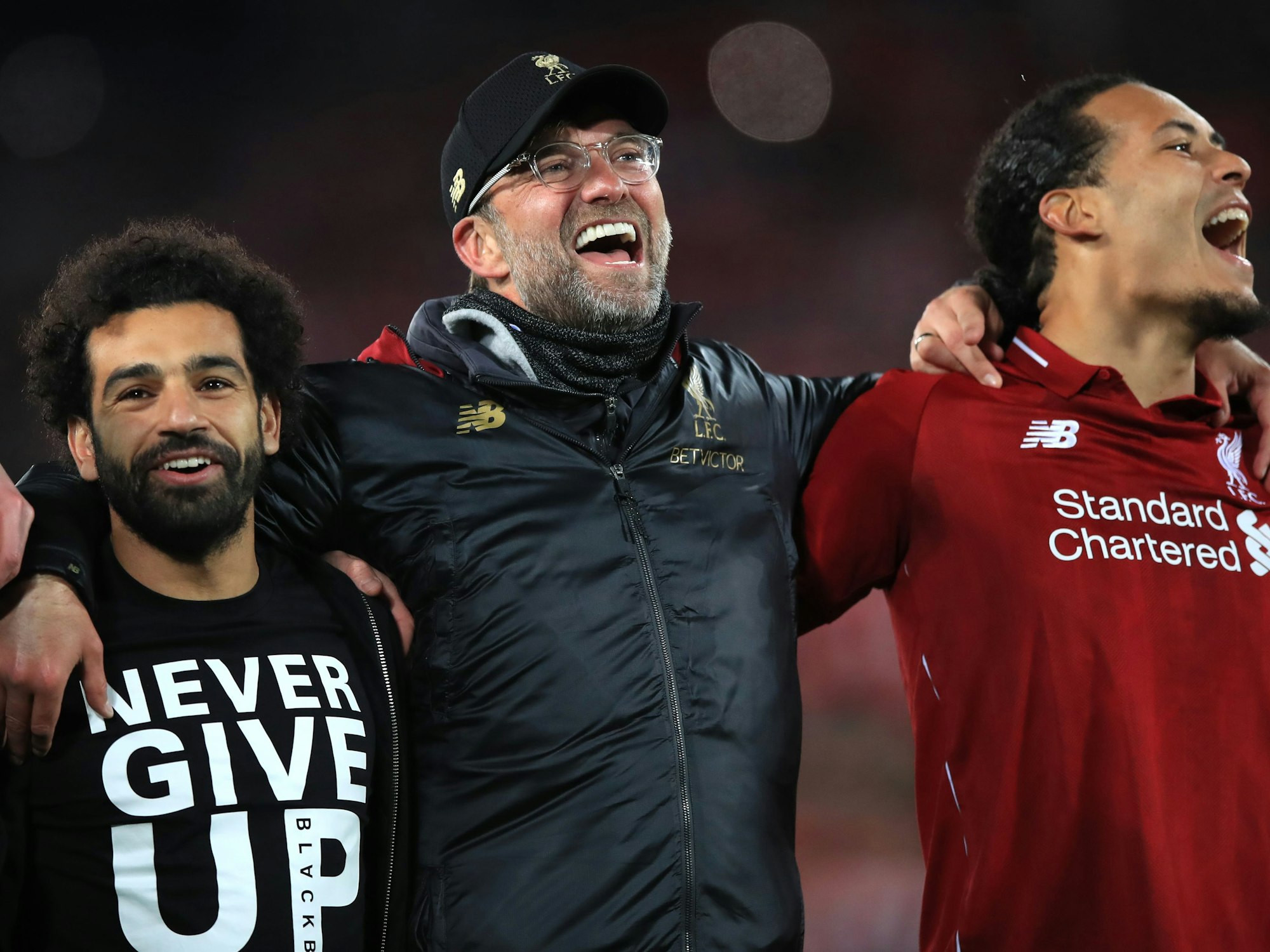 Jürgen Klopp (M), Trainer von Liverpool, jubelt mit seinen Spielern Mohamed Salah (l) und Virgil van Dijk über den Sieg.