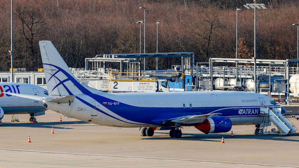 Eine Maschine der russischen Frachtfluggesellschaft Atran steht auf dem Flughafen Köln/Bonn.