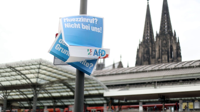 Wahlplakate der AfD hängen am Kölner Hauptbahnhof, im Hintergrund der Dom.