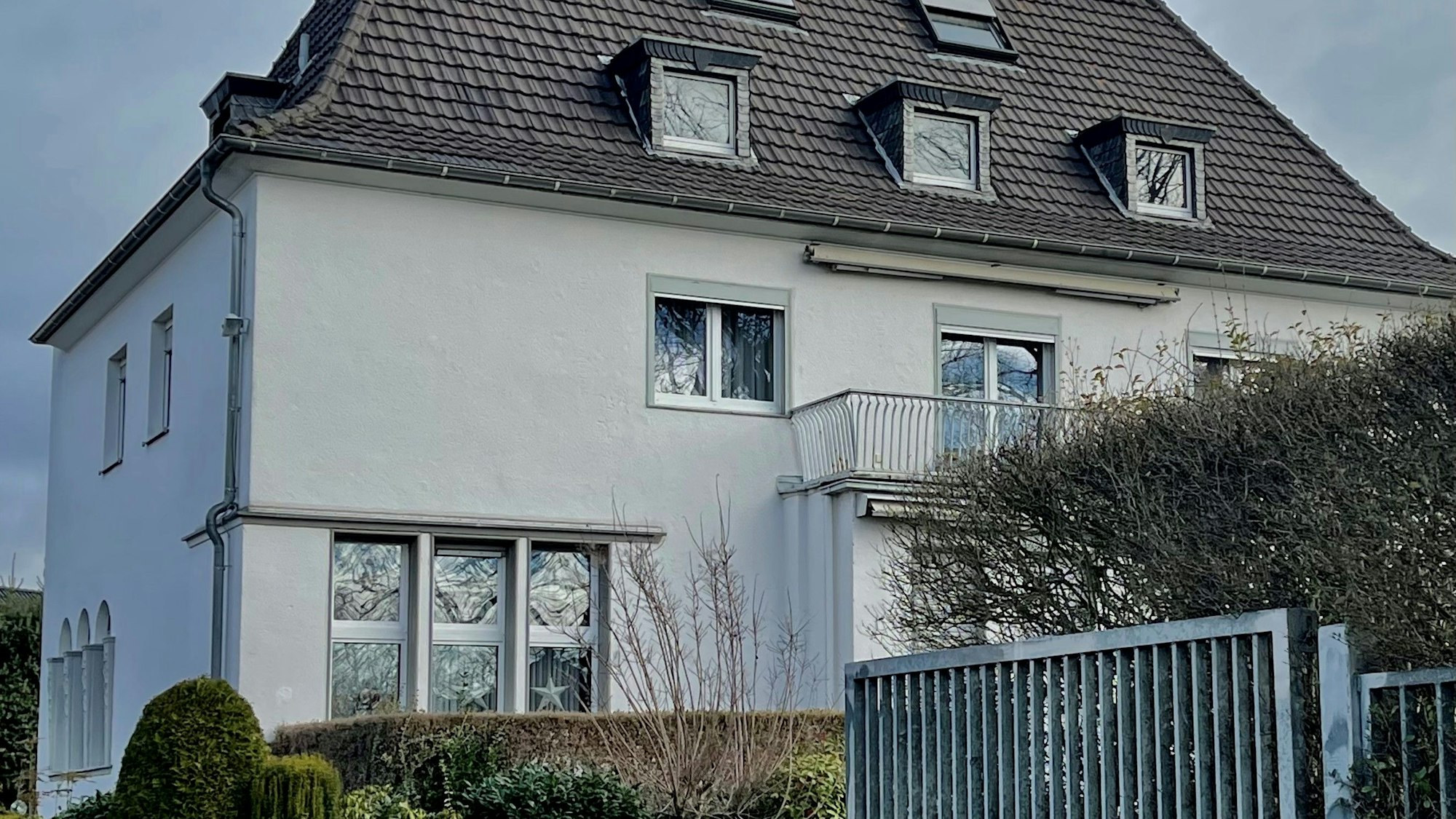 Das Foto zeigt eine Villa aus dem frühen 20. Jahrhundert in Erftstadt-Liblar. Sie kostet knapp 1,5 Millionen Euro.