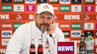 Steffen Baumgart auf der Pressekonfertenz vor dem Spiel gegen Borussia Dortmund.