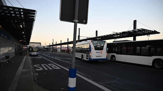 Das Foto zeigt den Busbahnhof in Kerpen-Horrem. Busse halten dort, andere fahren ab.