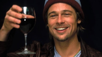 Brad Pitt mit einem Glas Rotwein.