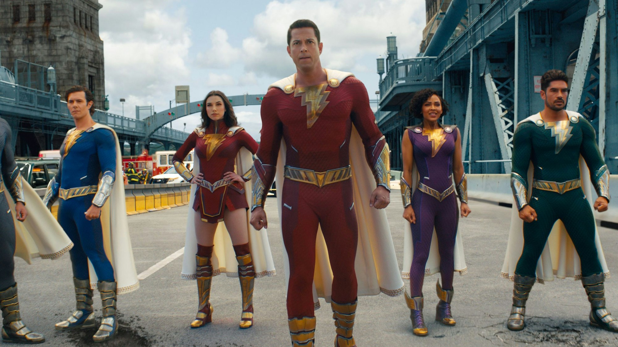 Die Superhelden stehen in einer Reihe, in der Mitte Zachary Levy als Billy. Er trägt ein rotes Kostüm mit einem gelben Blitz auf der Brust.