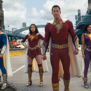 Die Superhelden stehen in einer Reihe, in der Mitte Zachary Levy als Billy. Er trägt ein rotes Kostüm mit einem gelben Blitz auf der Brust.