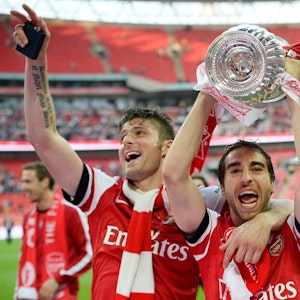 Mathieu Flamini und Olivier Giroud feiern nach einem Sieg gegen Hull City den FA-Cup Erfolg mit dem Pokal