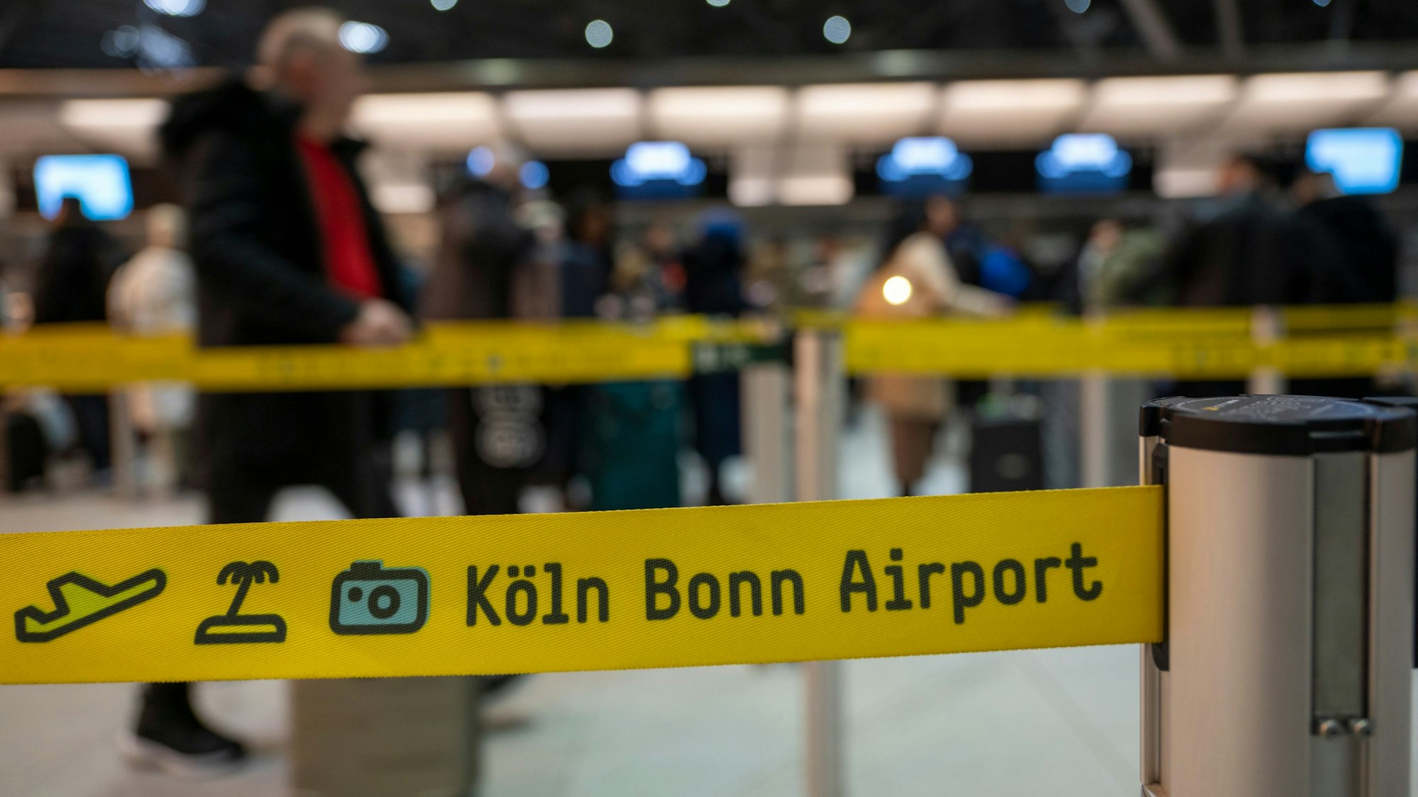 Absperrbänder am Check-In des Flughafens Köln-Bonn