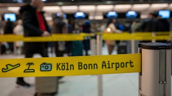 Absperrbänder am Check-in am Flughafen Köln-Bonn. Foto: Uwe Weiser