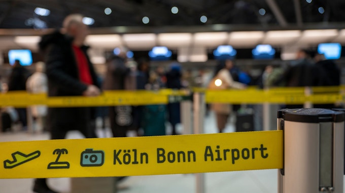 Absperrbänder am Check-in am Flughafen Köln-Bonn. Foto: Uwe Weiser
