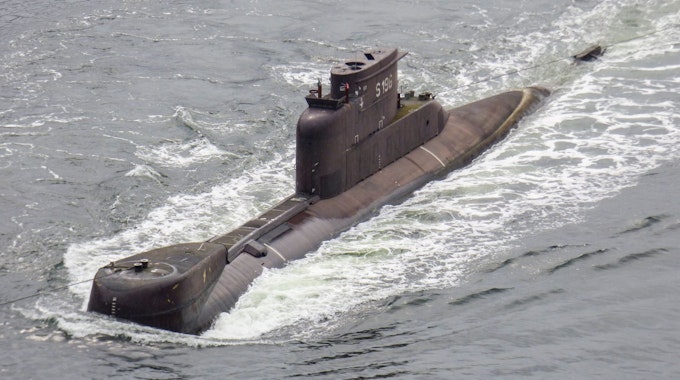 Das U-Boot U17 S196 vom Typ 206A auf dem Weg nach Kiel im Nord-Ostsee-Kanal. Gezogen wird es von zwei Schleppern.