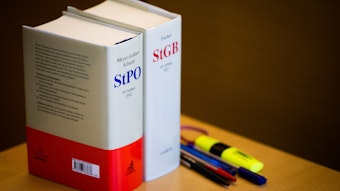 Eine Ausgabe der Strafprozessordnung (StPO) steht in einem Verhandlungssaal. (Symbolbild)