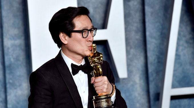 Ke Huy Quan küsst seinen Oscar für die beste Nebenrolle 2023.