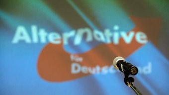 Ein Mikrofon vor dem Partei-Logo der AfD.