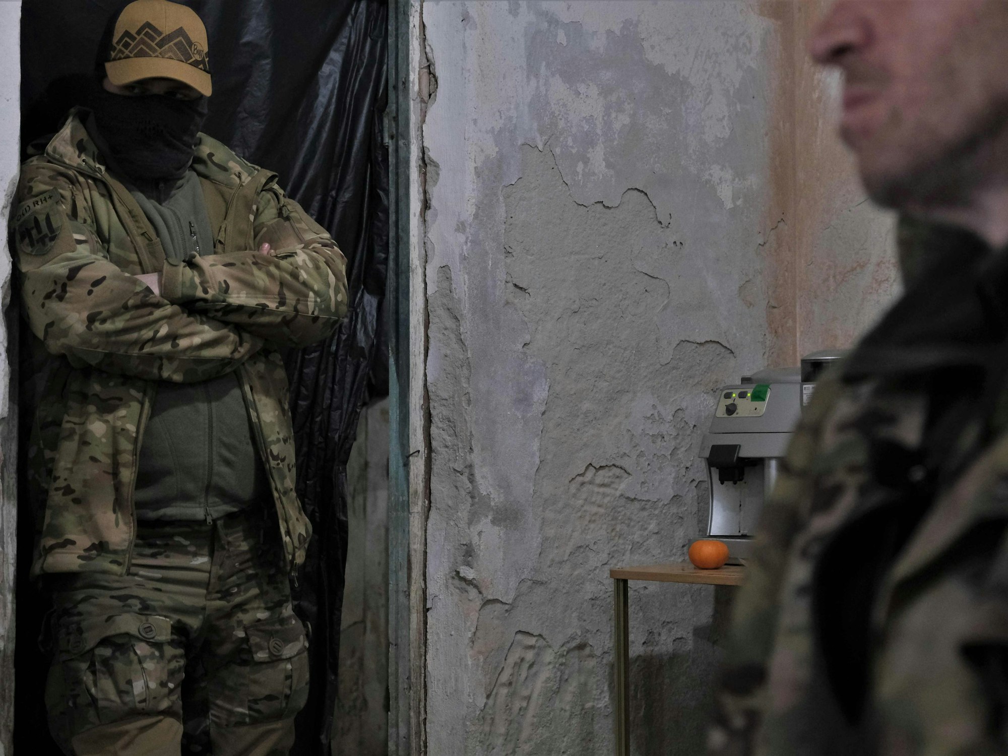 Ein ukrainischer Soldat (l.) ist bei einer Verhörung eines Mitglieds der russischen paramilitärischen Gruppe Wagner dabei. Er wurde in der Nähe von Bachmut am 12. März von den ukrainischen Streitkräften gefangen genommen.