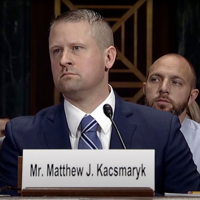 Matthew Kacsmaryk sitzt hinter einem Pult mit Mikrofon