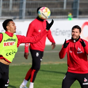 Damion Downs hechtet beim Training des 1. FC Köln mit dem Arm zum Ball.