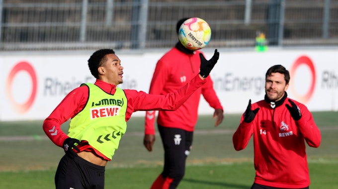 Damion Downs hechtet beim Training des 1. FC Köln mit dem Arm zum Ball.