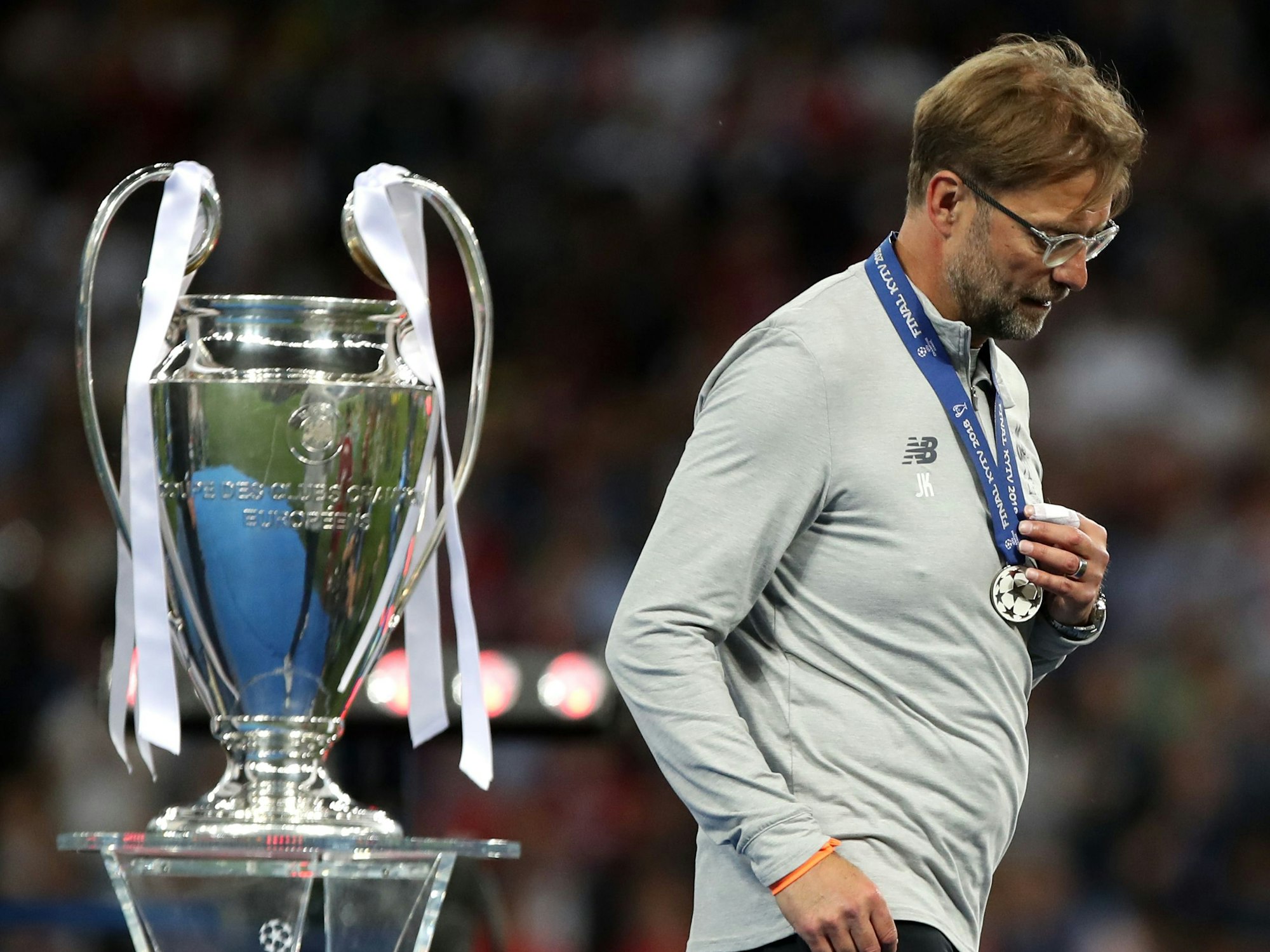 Liverpools Trainer Jürgen Kloppgeht bei der Siegerehrung am Champions-League-Pokal vorbei.