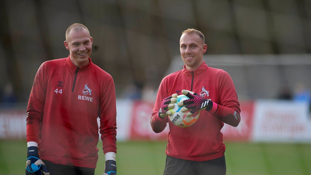 Matthias Köbbing und Marvin Schwäbe lachen beim Training des 1. FC Köln.