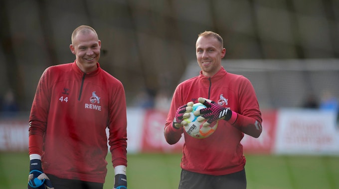 Matthias Köbbing und Marvin Schwäbe lachen beim Training des 1. FC Köln.
