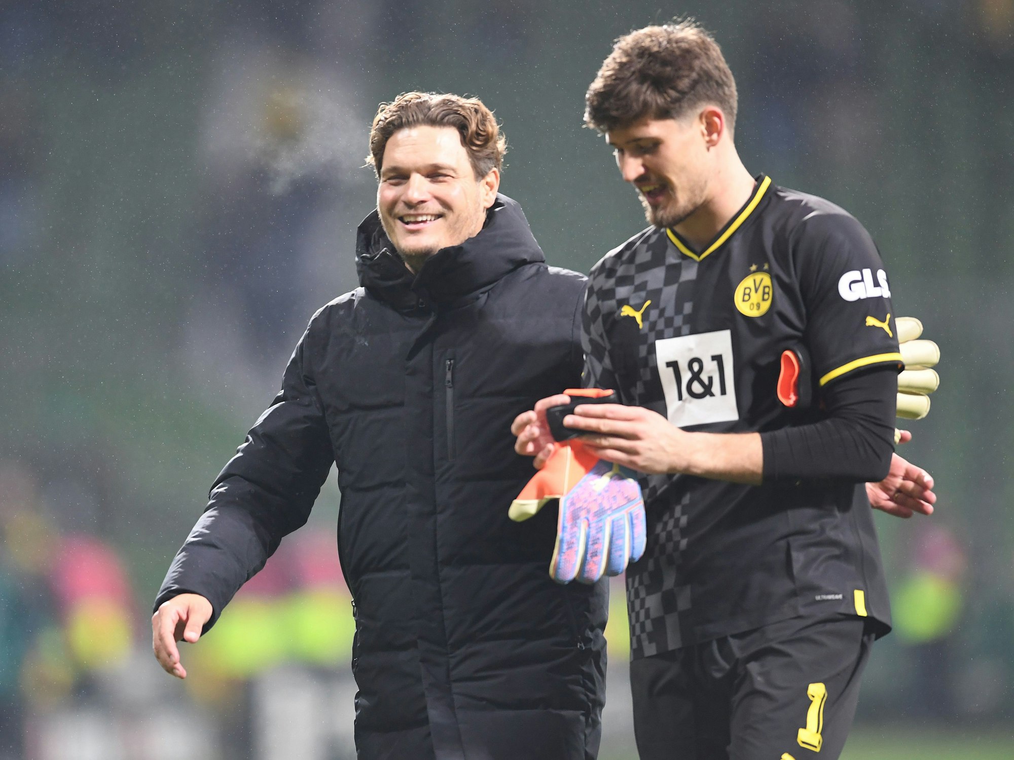 Dortmunds Trainer Edin Terzic mit Torwart Gregor Kobel.