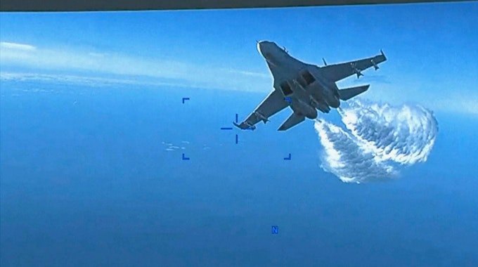 Dieses Standbild aus einem am 16. März 2023 vom US-Verteidigungsministerium veröffentlichten Video zeigt ein russisches Jagdflugzeug Typ Su-27, das sich dem Heck einer MQ-9-Drohne nähert und beim Vorbeiflug über dem Schwarzen Meer Treibstoff ablässt, so das Pentagon.