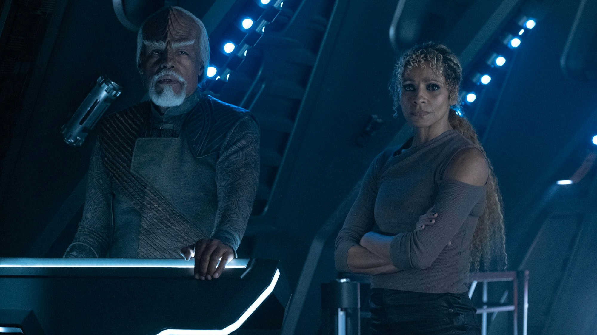 Michael Dorn und Michelle Hurd stehen auf der Brücke eines Raumschiffes.
