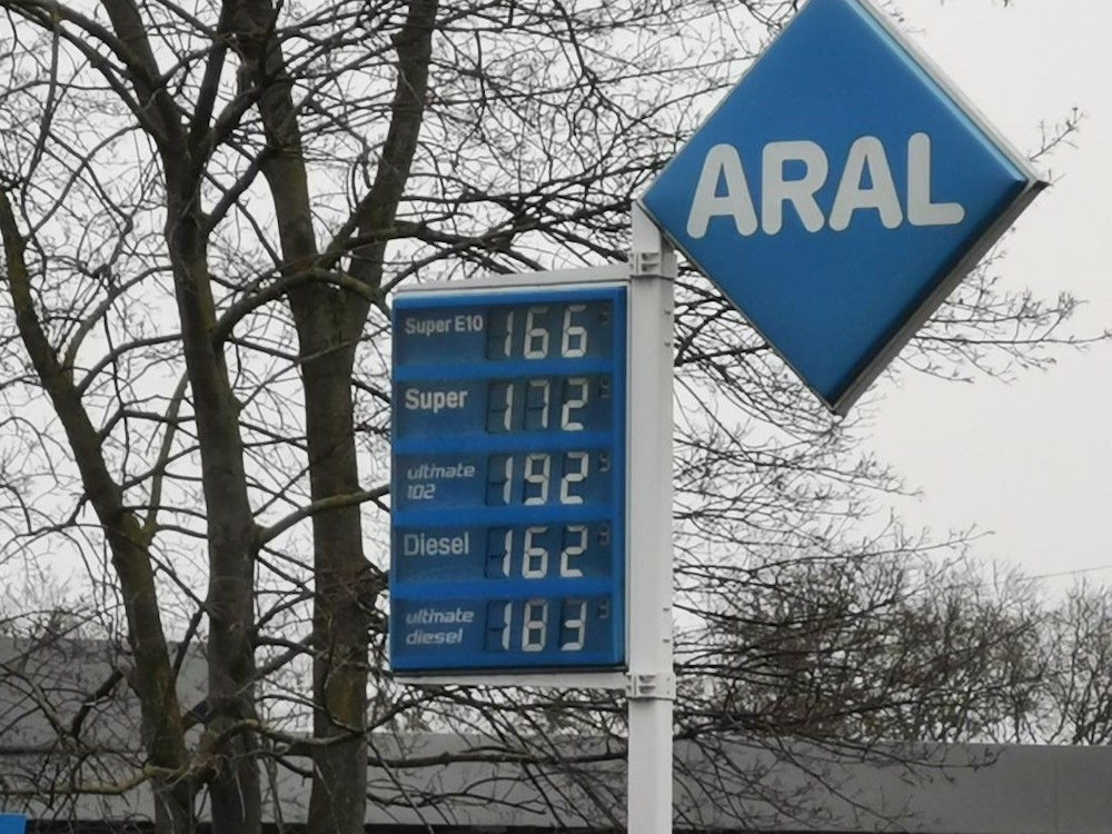 Das Foto zeigt eine Preistafel an der Aral-Tankstelle in Köln-Niehl.