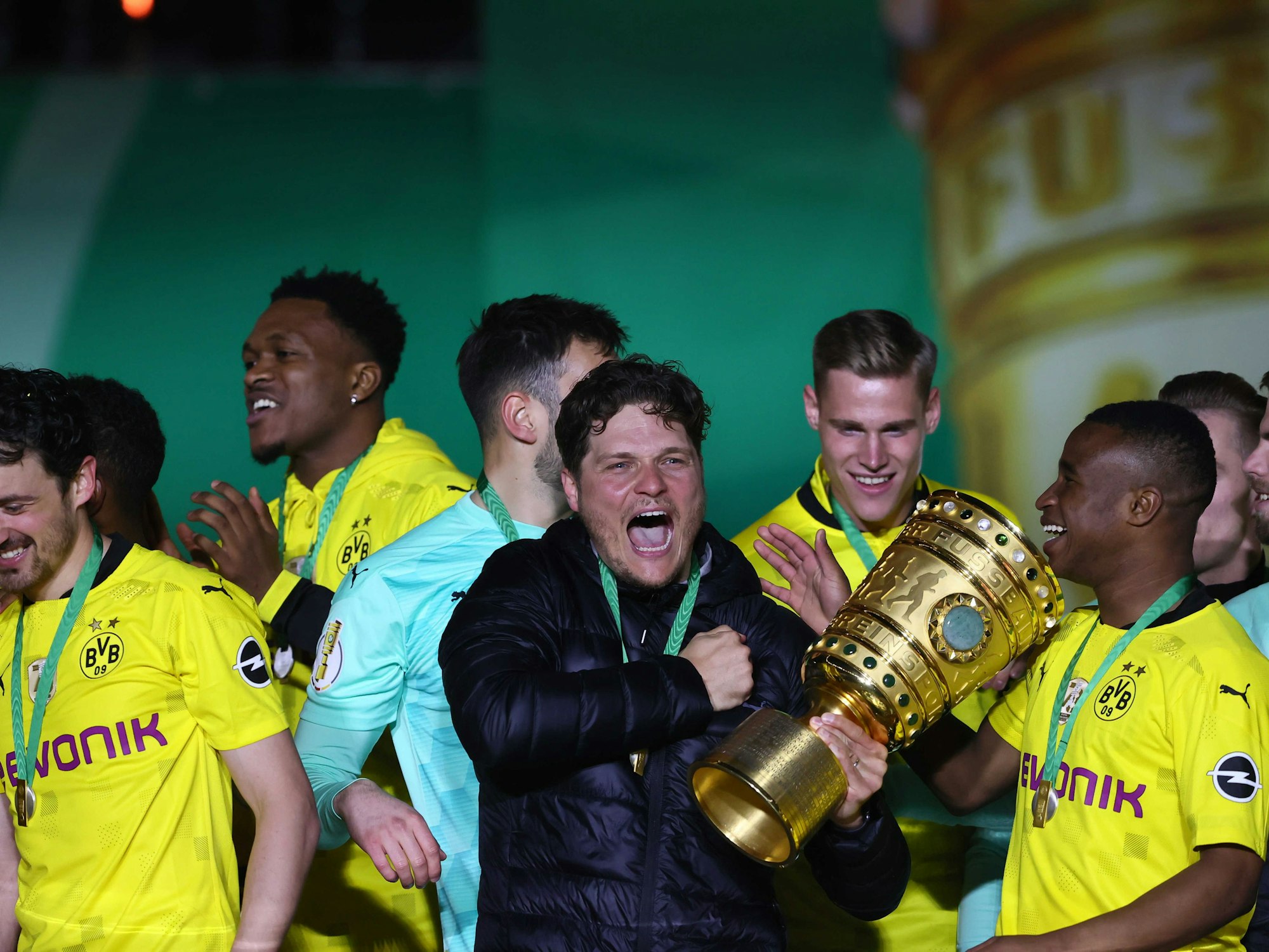 Dortmunds Trainer Edin Terzic hält den Pokal in den Händen.