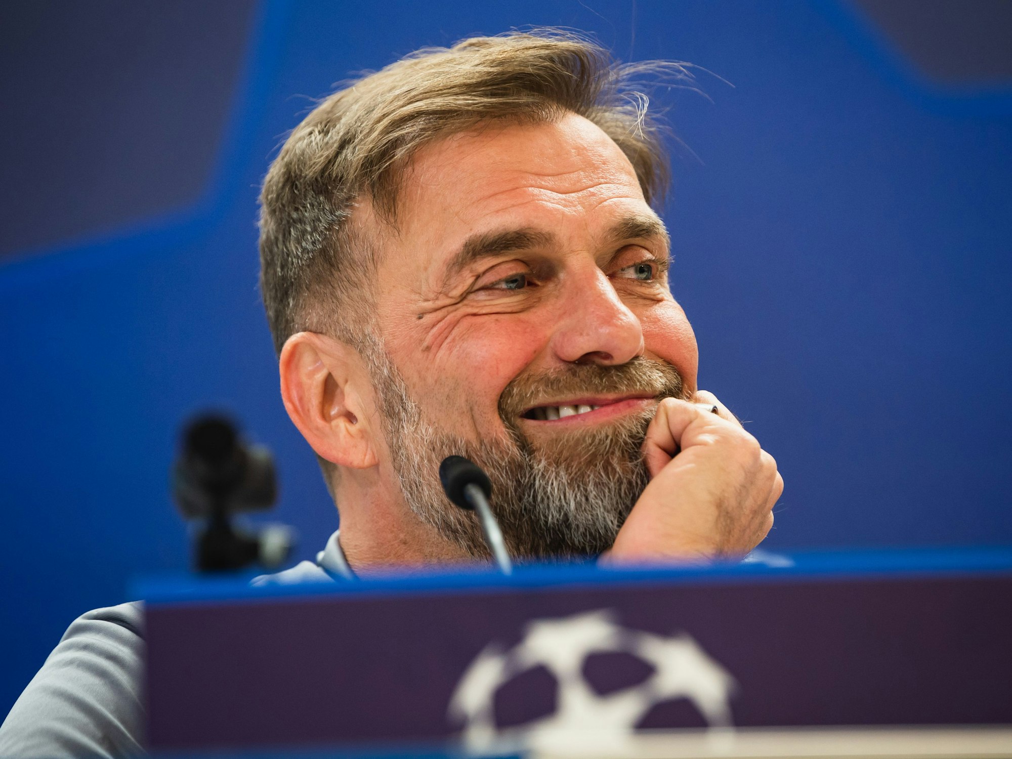 Jürgen Klopp lächelt während einer Pressekonferenz.