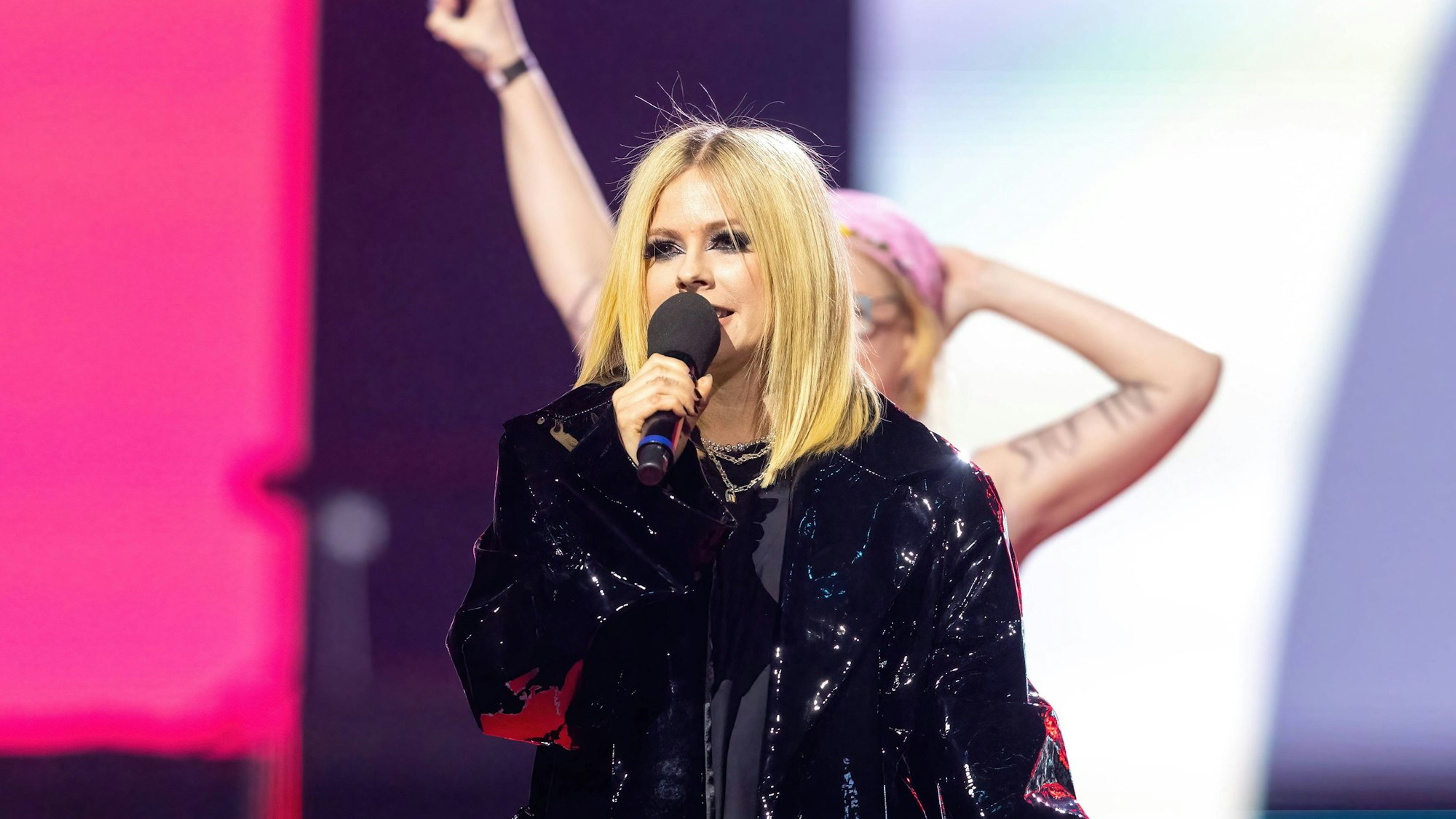 Avril Lavigne auf der Bühne bei den Juno-Awards. Hinter der Sängerin ist die Klimaaktivistin zu erkennen.