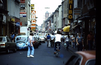 Blick in die Severinstraße der 70er Jahre mit vielen Autos und Fußgängern