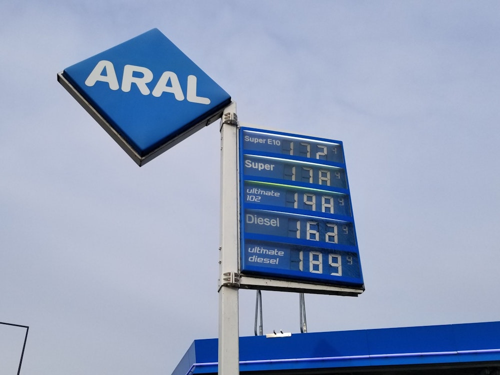 Das Foto zeigt eine Preistafel an der Aral-Tankstelle in Köln-Niehl.