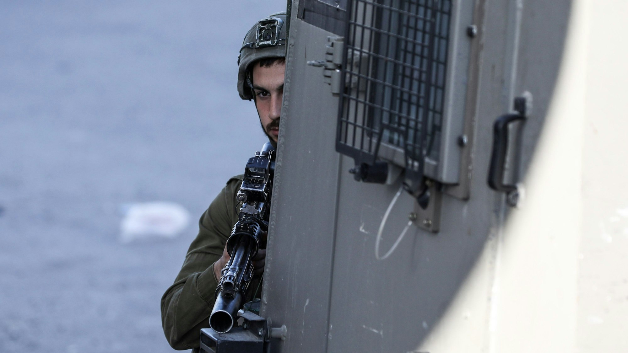 Ein israelischer Soldat steht Wache am Ort eines nächtlichen Schusswechsels im Ort Sarra im Westjordanland im Einsatz.