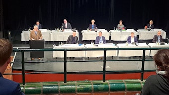 SPD-Kreistagsfraktionschef Gerhard Zorn steht am Rednerpult in einer Kreistagssitzung. Neben ihm sitzen Landrat Stephan Santelmann (CDU) und Vertreter der Kreisverwaltung an Tischen auf dem Podium.