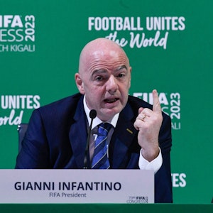 Mit erhobenem Zeigefinger: Gianni Infantino spricht nach seiner Wiederwahl auf einer Pressekonferenz.