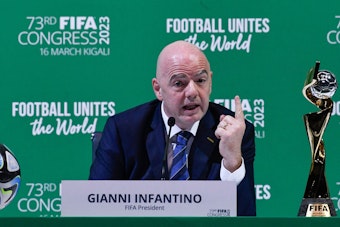 Mit erhobenem Zeigefinger: Gianni Infantino spricht nach seiner Wiederwahl auf einer Pressekonferenz.