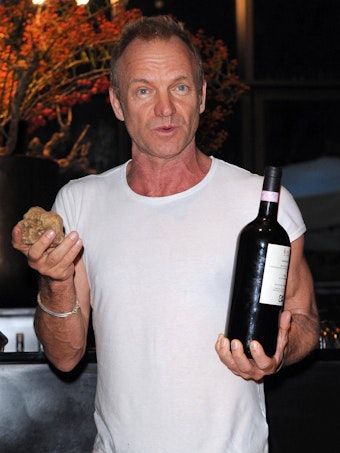 Sting erhält einen Preis im Hotel Bulgari: eine Flasche Wein und einen weißen Trüffel aus Alba.