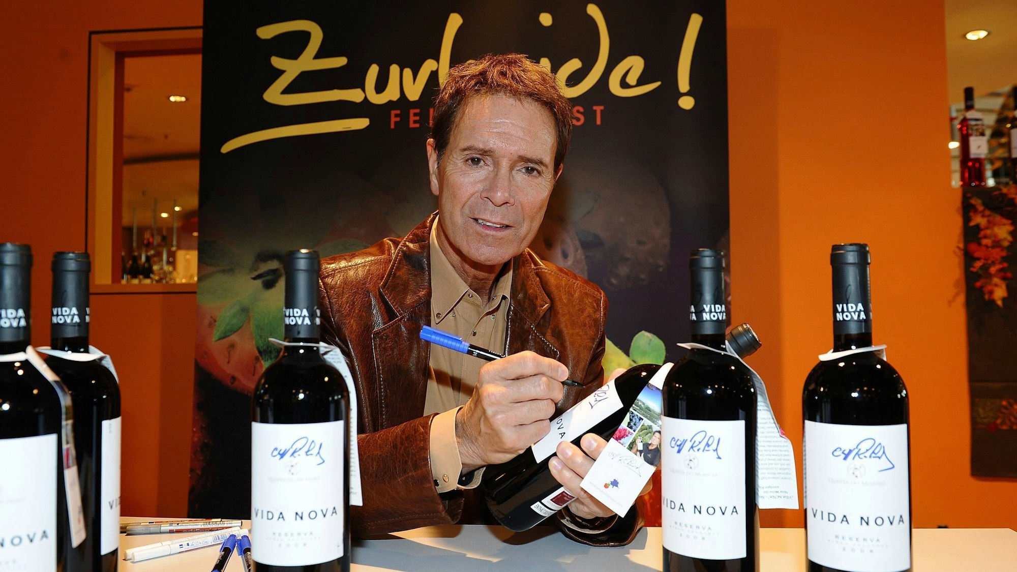 Cliff Richard signiert seinen eigenen Wein der Marke Vida Nova.