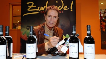 Cliff Richard signiert seinen eigenen Wein der Marke Vida Nova.