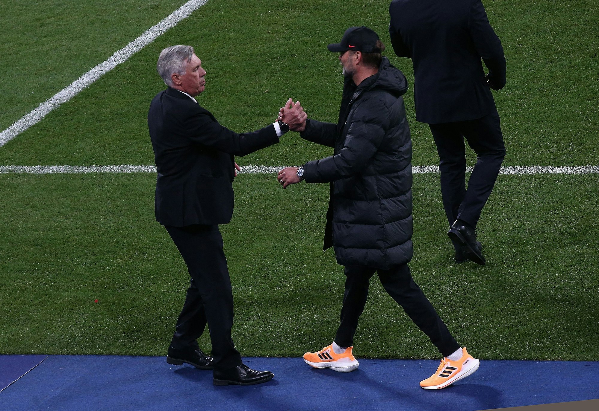 Jürgen Klopp, Trainer von Liverpool, gibt Carlo Ancelotti, Trainer von Real Madrid, nach dem Spiel die Hand.
