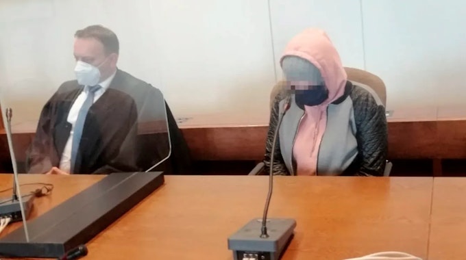 Das Foto zeigt die Frau beim Prozess vor dem Kölner Landgericht im Jahr 2021.